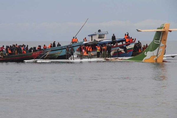 Hiện trường thảm kịch máy bay chở 43 người lao xuống hồ Victoria-3