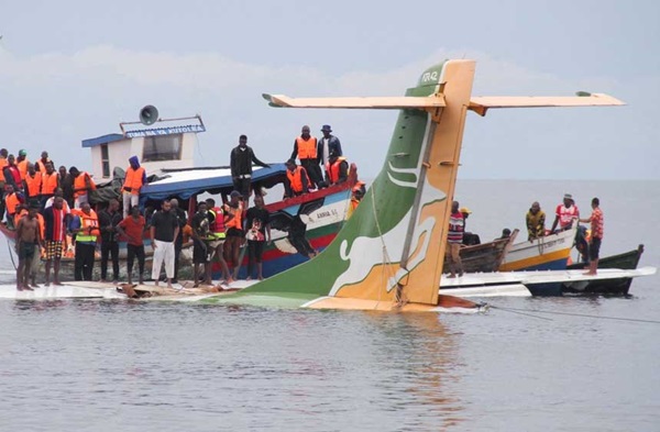 Hiện trường thảm kịch máy bay chở 43 người lao xuống hồ Victoria-6