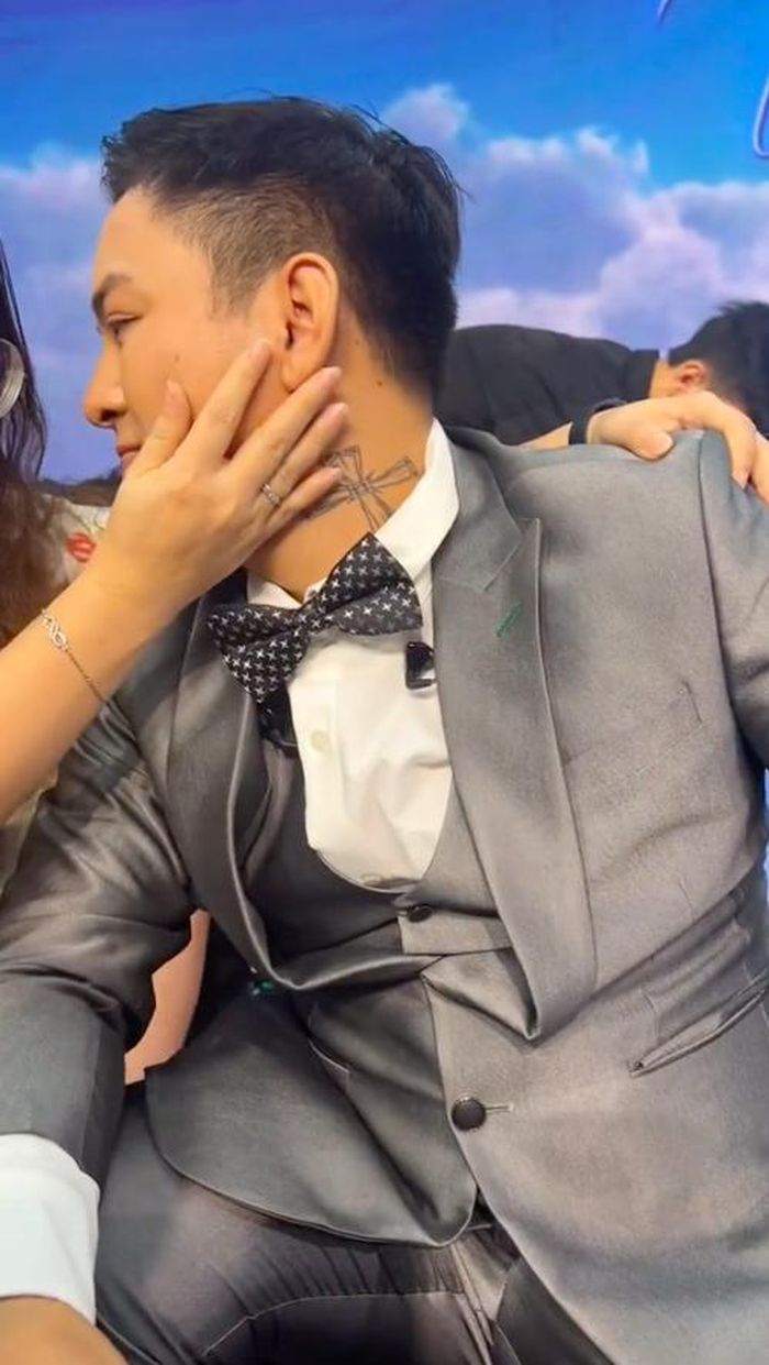 Hoài Lâm quỳ gối để làm điều đặc biệt với fan sau đêm diễn-3