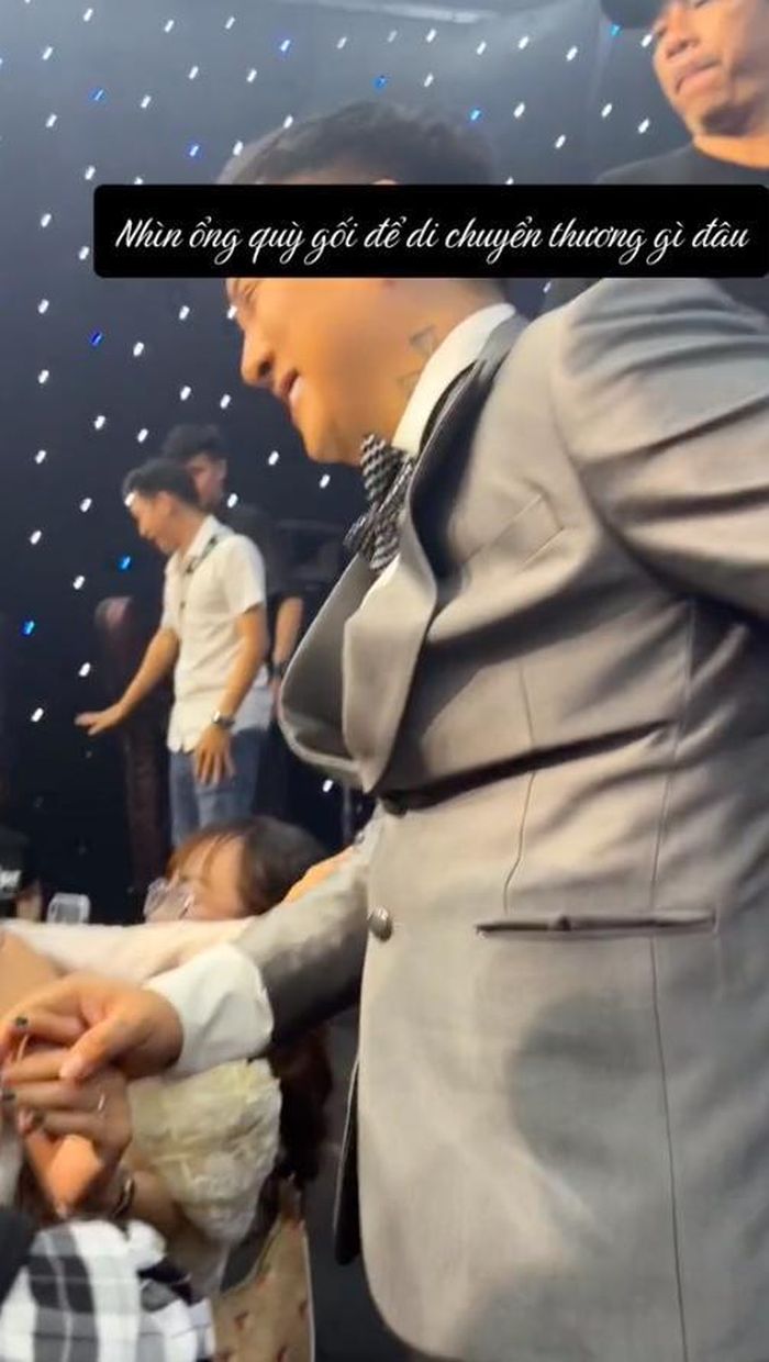 Hoài Lâm quỳ gối để làm điều đặc biệt với fan sau đêm diễn-4