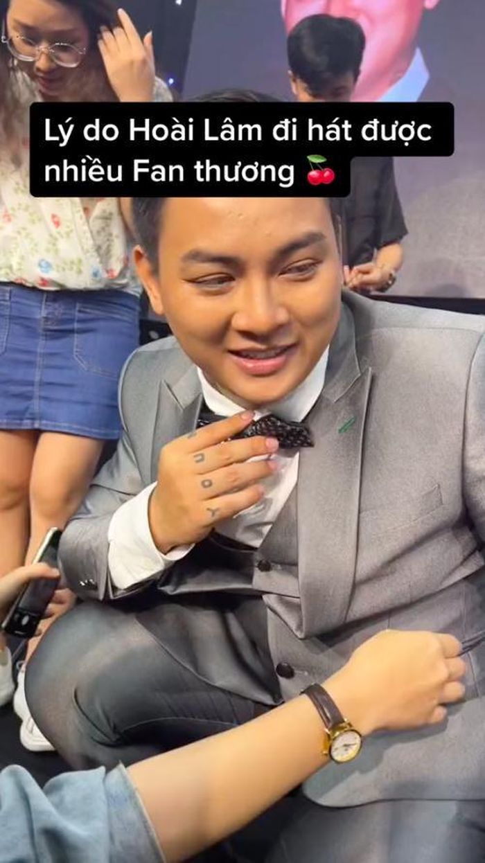 Hoài Lâm quỳ gối để làm điều đặc biệt với fan sau đêm diễn-2