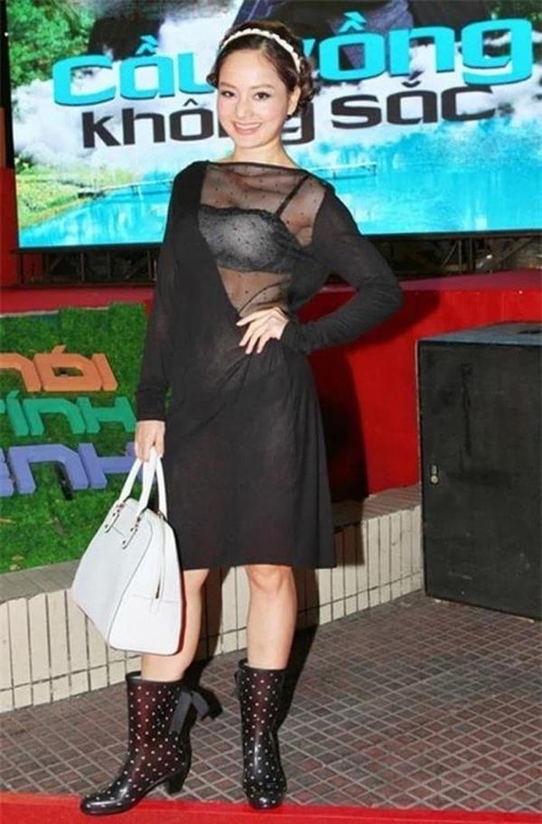 Hoa hậu Thùy Tiên lên đồ lạc quẻ, tự dìm chiều cao-9