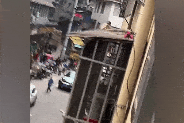 Phát hoảng với cảnh tượng bé trai chạy nhảy ngoài lan can trên nóc chung cư 28 tầng-1