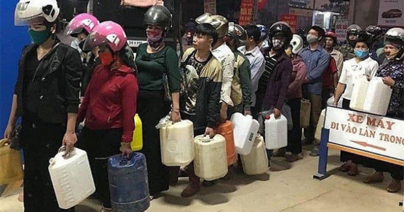 Bộ Công Thương: Không cấm người tiêu dùng mua xăng bằng chai, can đem về-1