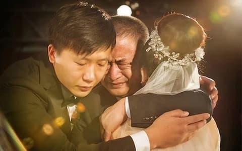 Xúc động cảnh ông bố òa khóc trong đám cưới con gái: Ngày mà con rời xa ba, ngày mà ba mất đi cả thế giới của mình!-2