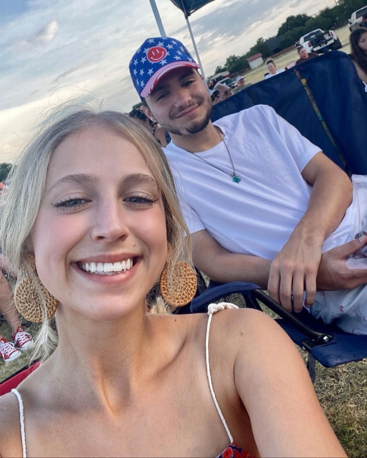 Nguyên tắc của cặp đôi mới cưới: Bật định vị 24/7, chia sẻ mọi mật khẩu-1