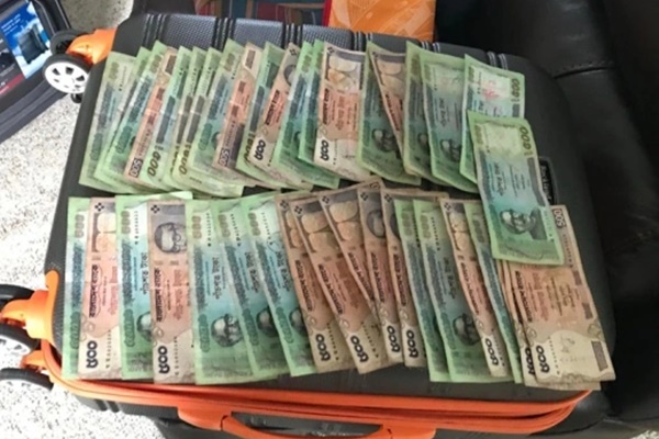 Người đàn ông Mỹ mua được vali cũ đựng đầy tiền mặt-1