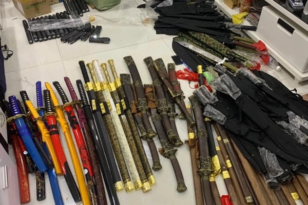 Phá đường dây buôn bán vũ khí siêu khủng ở TPHCM-2