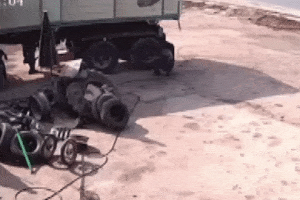 Pin sạc dự phòng bất ngờ phát nổ, bốc cháy dữ dội sau khi sạc đầy-1