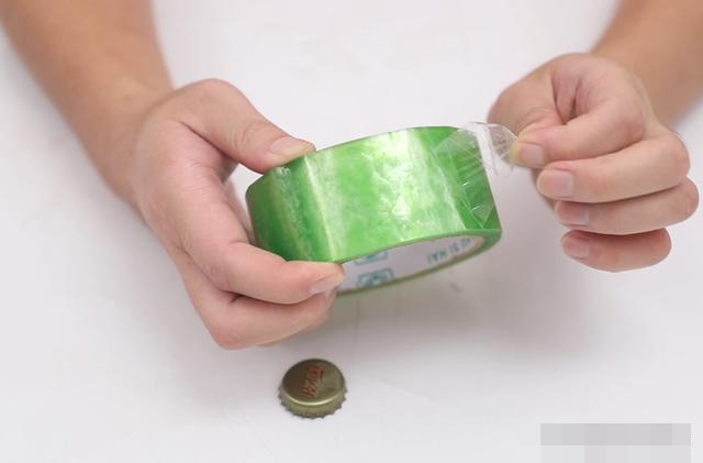 Dán nắp chai bia lên băng dính giúp giải quyết ngon ơ rắc rối khiến nhiều người bực mình-4