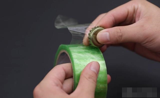Dán nắp chai bia lên băng dính giúp giải quyết ngon ơ rắc rối khiến nhiều người bực mình-7