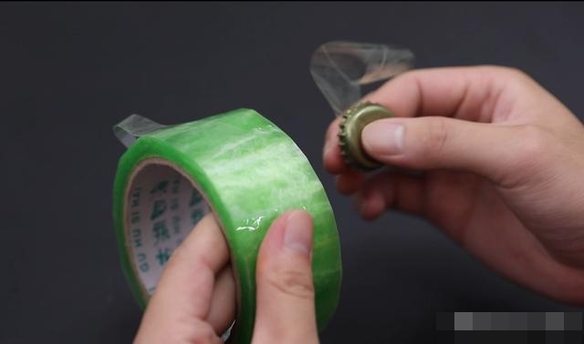 Dán nắp chai bia lên băng dính giúp giải quyết ngon ơ rắc rối khiến nhiều người bực mình-8