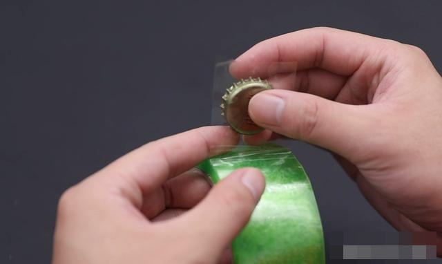 Dán nắp chai bia lên băng dính giúp giải quyết ngon ơ rắc rối khiến nhiều người bực mình-9