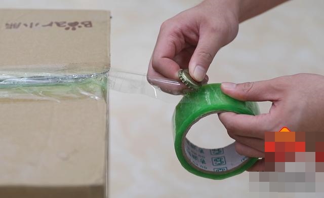 Dán nắp chai bia lên băng dính giúp giải quyết ngon ơ rắc rối khiến nhiều người bực mình-5