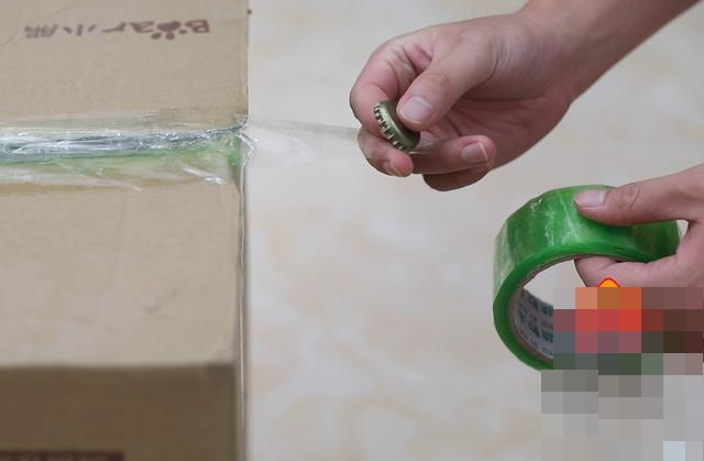 Dán nắp chai bia lên băng dính giúp giải quyết ngon ơ rắc rối khiến nhiều người bực mình-6