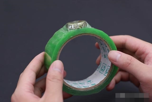 Dán nắp chai bia lên băng dính giúp giải quyết ngon ơ rắc rối khiến nhiều người bực mình-10
