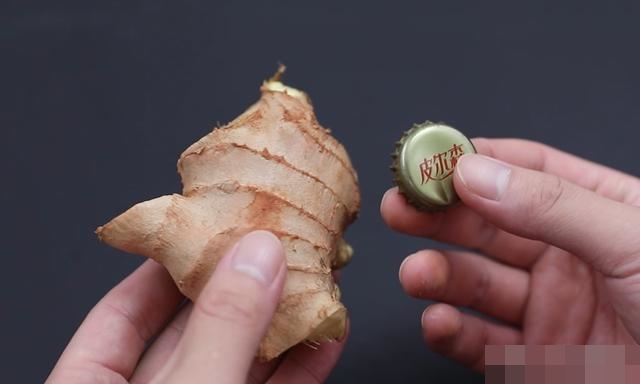 Dán nắp chai bia lên băng dính giúp giải quyết ngon ơ rắc rối khiến nhiều người bực mình-11