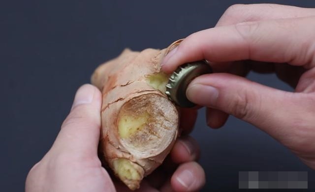 Dán nắp chai bia lên băng dính giúp giải quyết ngon ơ rắc rối khiến nhiều người bực mình-12