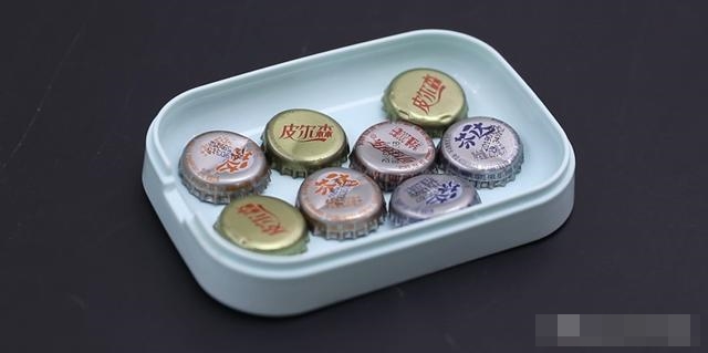 Dán nắp chai bia lên băng dính giúp giải quyết ngon ơ rắc rối khiến nhiều người bực mình-14