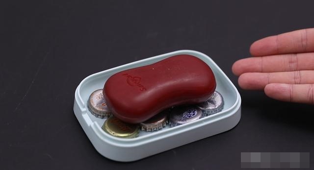 Dán nắp chai bia lên băng dính giúp giải quyết ngon ơ rắc rối khiến nhiều người bực mình-15