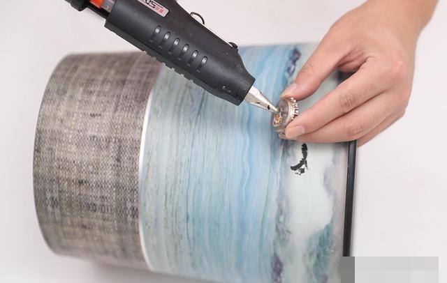 Dán nắp chai bia lên băng dính giúp giải quyết ngon ơ rắc rối khiến nhiều người bực mình-17