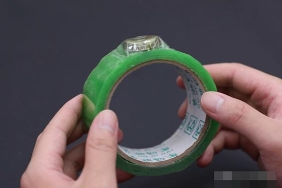 Dán nắp chai bia lên băng dính giúp giải quyết ngon ơ rắc rối khiến nhiều người bực mình