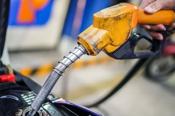 Quán trà đá, tiệm hoa tươi ở Hà Nội tranh thủ bán xăng-11