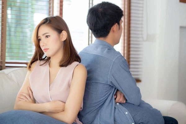 Đến nhà nghỉ tắm vì nhà mất nước, chàng trai nhận ra bạn gái ở phòng bên-2