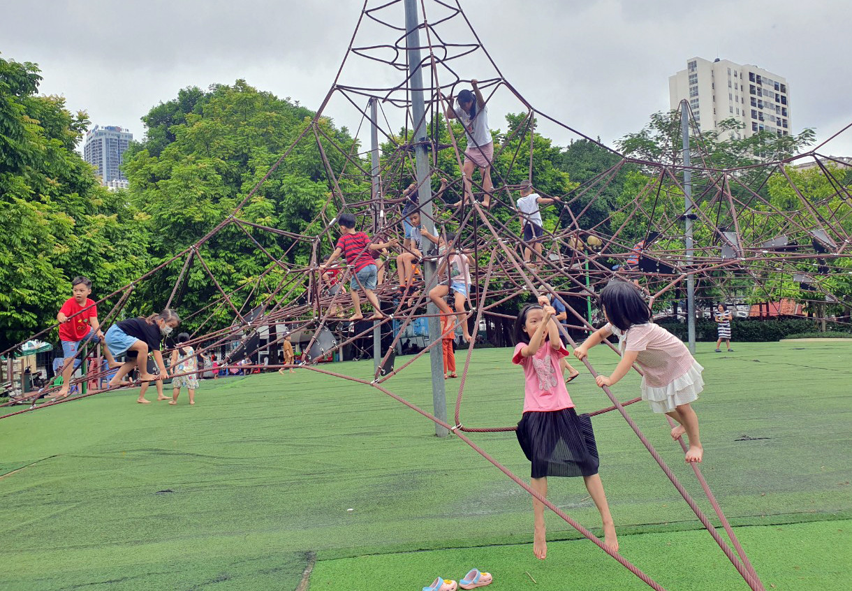 Hà Nội thí điểm phá rào, không bán vé ra vào 3 công viên-3