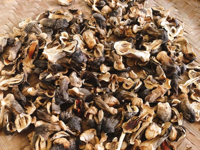 Ngâm nấm rơm trong thứ nước này, để vài tháng nấm vẫn tươi ngon như mới mua về-5