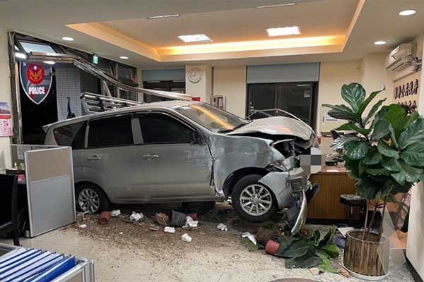 Tài xế say xỉn lái ô tô lao vào đồn cảnh sát, suýt đâm trúng người bên trong-1