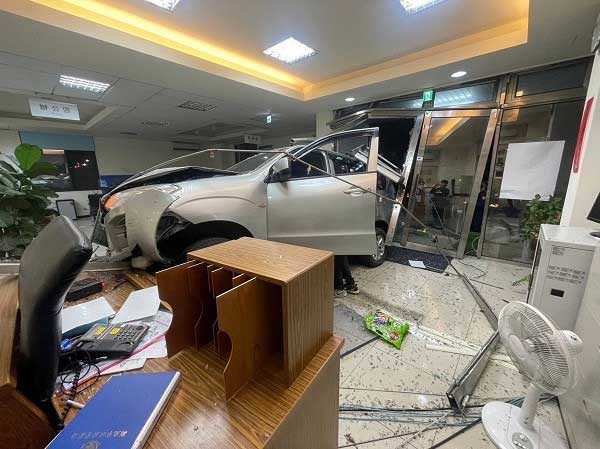 Tài xế say xỉn lái ô tô lao vào đồn cảnh sát, suýt đâm trúng người bên trong-2