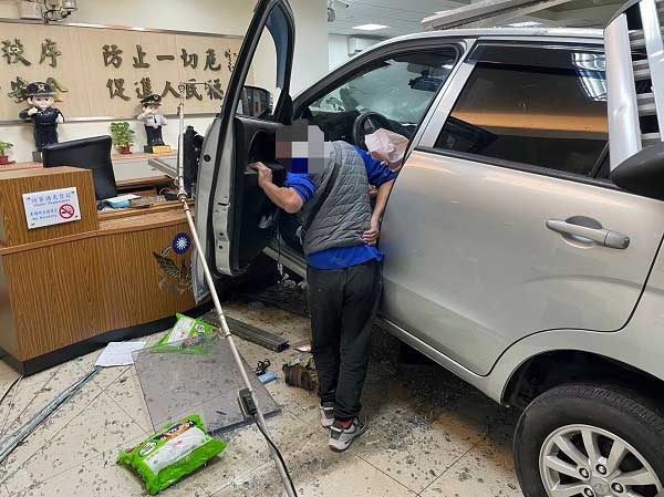 Tài xế say xỉn lái ô tô lao vào đồn cảnh sát, suýt đâm trúng người bên trong-3