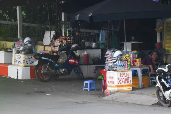 Hàng loạt cây xăng bán nhỏ giọt, đối phó, người dân Hà Nội bức xúc vì phải xếp hàng dài-12