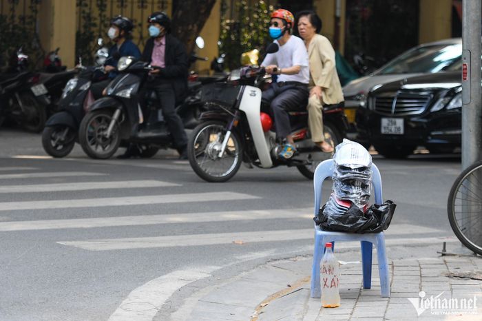 Quán trà đá, tiệm hoa tươi ở Hà Nội tranh thủ bán xăng-8