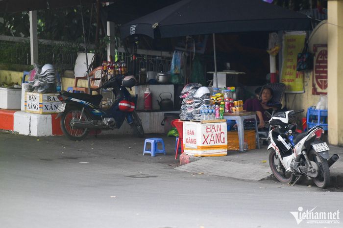 Quán trà đá, tiệm hoa tươi ở Hà Nội tranh thủ bán xăng-4