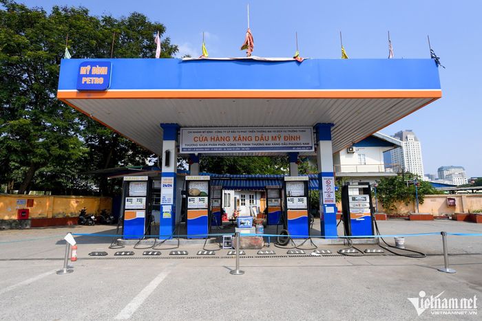 Quán trà đá, tiệm hoa tươi ở Hà Nội tranh thủ bán xăng-1