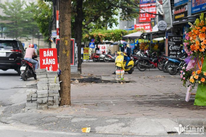 Quán trà đá, tiệm hoa tươi ở Hà Nội tranh thủ bán xăng-3
