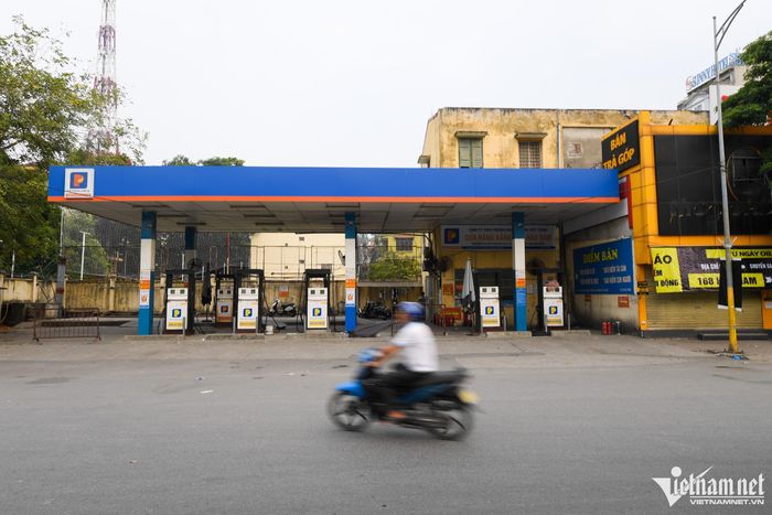 Quán trà đá, tiệm hoa tươi ở Hà Nội tranh thủ bán xăng-10