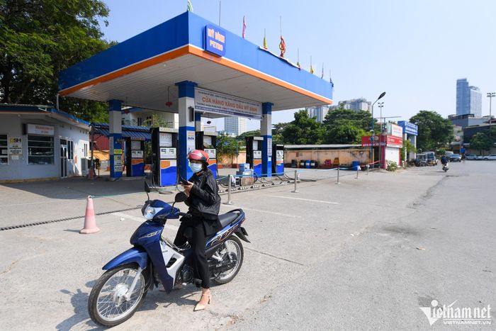 Quán trà đá, tiệm hoa tươi ở Hà Nội tranh thủ bán xăng-2