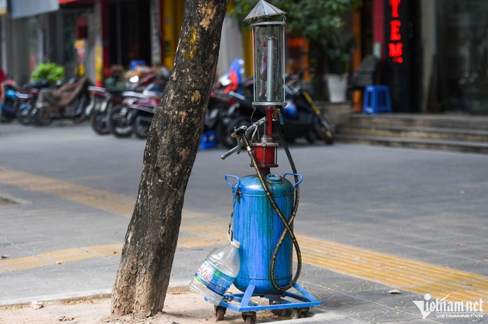 Quán trà đá, tiệm hoa tươi ở Hà Nội tranh thủ bán xăng-9