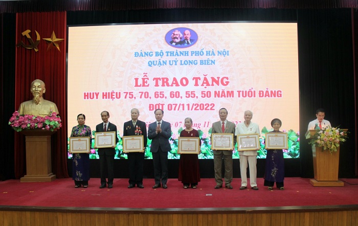 Chủ tịch UBND Thành phố Trần Sỹ Thanh trao Huy hiệu Đảng tặng các đảng viên lão thành quận Long Biên-3