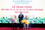 Chủ tịch HĐND Thành phố Nguyễn Ngọc Tuấn trao tặng Huy hiệu Đảng cho đảng viên lão thành tại quận Ba Đình-6