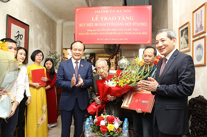 Chủ tịch HĐND Thành phố Nguyễn Ngọc Tuấn trao tặng Huy hiệu Đảng cho đảng viên lão thành tại quận Ba Đình-1