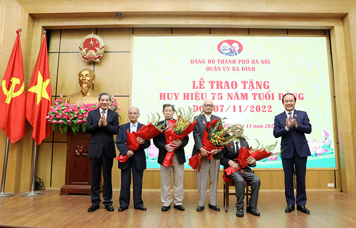 Chủ tịch HĐND Thành phố Nguyễn Ngọc Tuấn trao tặng Huy hiệu Đảng cho đảng viên lão thành tại quận Ba Đình-4