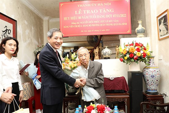 Chủ tịch HĐND Thành phố Nguyễn Ngọc Tuấn trao tặng Huy hiệu Đảng cho đảng viên lão thành tại quận Ba Đình