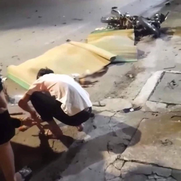 Xe máy tông gốc cây bên đường, 2 thanh niên tử vong tại chỗ-1