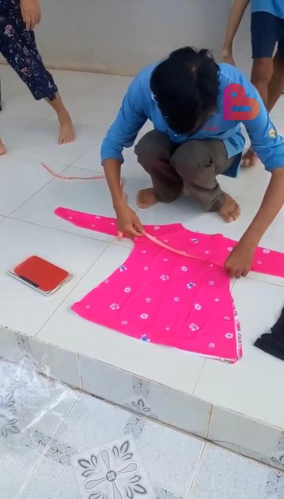 Đi giao hàng quần áo, shipper khóc thét vì cả nhà đưa thước ra đo, chính xác từng cm mới nhận đồ-1