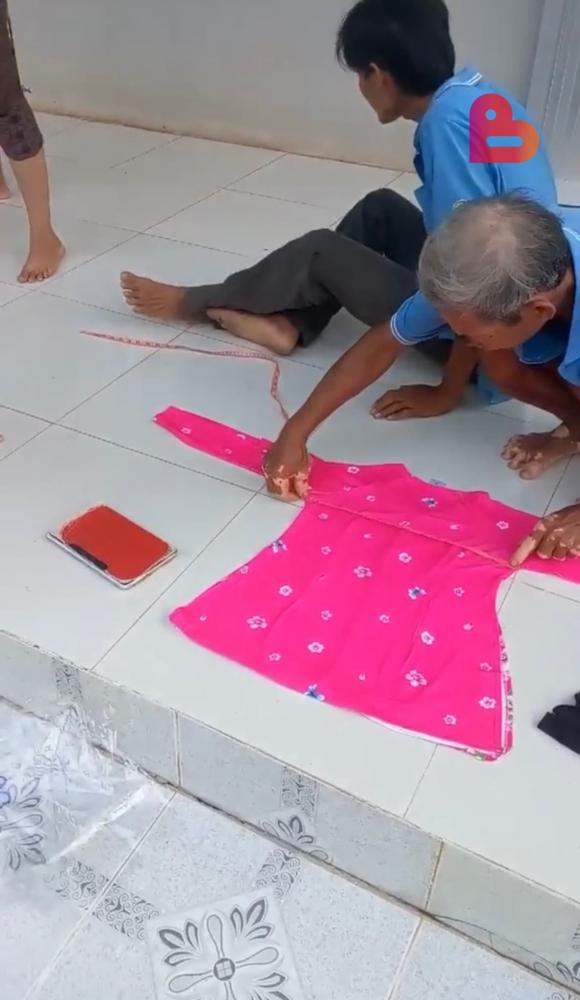 Đi giao hàng quần áo, shipper khóc thét vì cả nhà đưa thước ra đo, chính xác từng cm mới nhận đồ-2