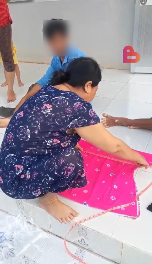 Đi giao hàng quần áo, shipper khóc thét vì cả nhà đưa thước ra đo, chính xác từng cm mới nhận đồ-3